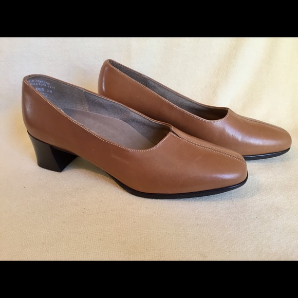 Munro American Slip On Pumps - Picture 8 of 8